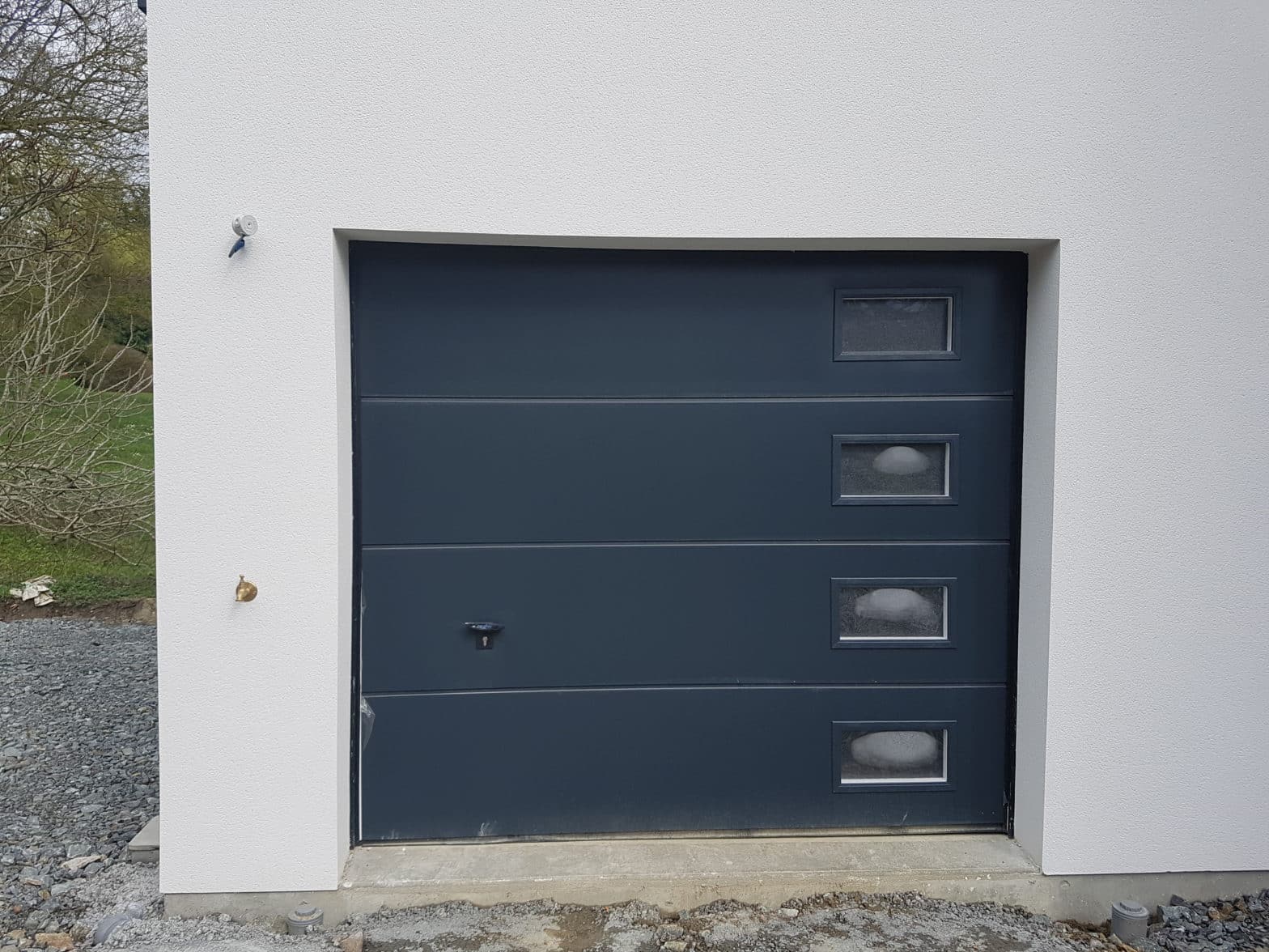 Porte de garage sectionnelle, 7016 gris avec hublots à Beaucouzé